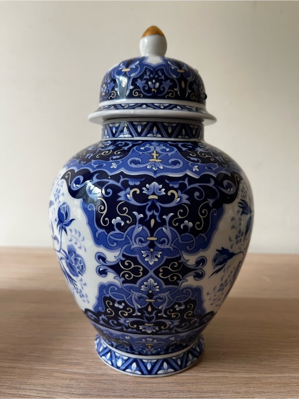 🇯🇵 Handpainted Blue and White Floral Porcelain Ginger Jar with Lid Elegant - Picture 2 of 9